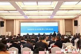 还会扣篮了！哈登点赞的2岁幼童打球 这压腕动作太专业了啊~